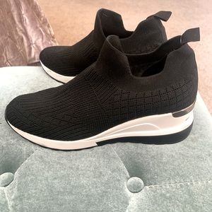 Black knit slip on sneaker, size 10
